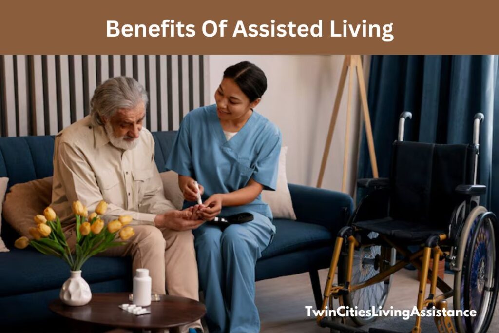 A caregiver is trying to help an senior in an assisted living facility in Burnsville. They are talking about Benefits of Assisted Living Facility